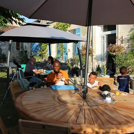 La Charentaise Des Lilas * Saint-Leger (Charente-Maritime)